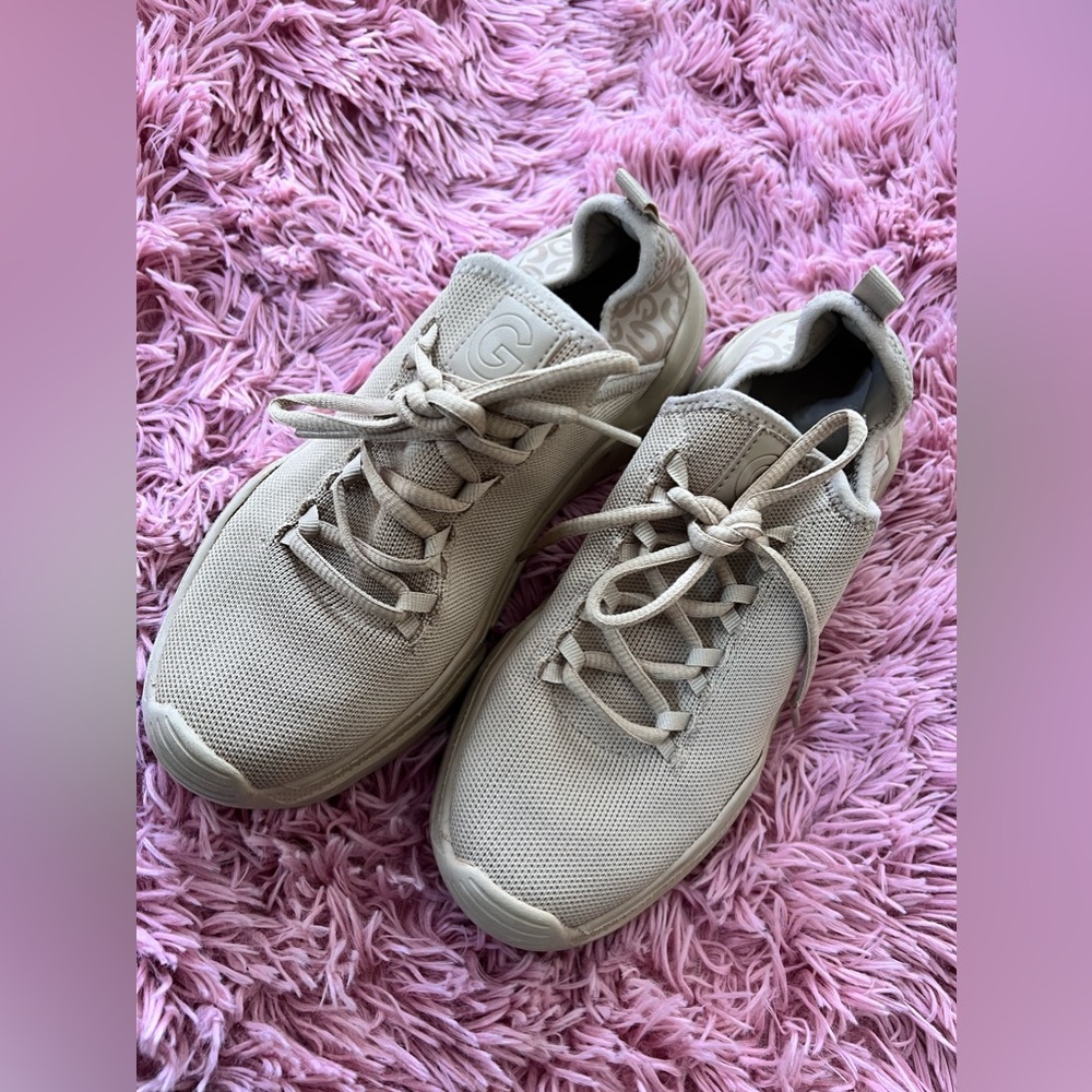 Tennis shoes
